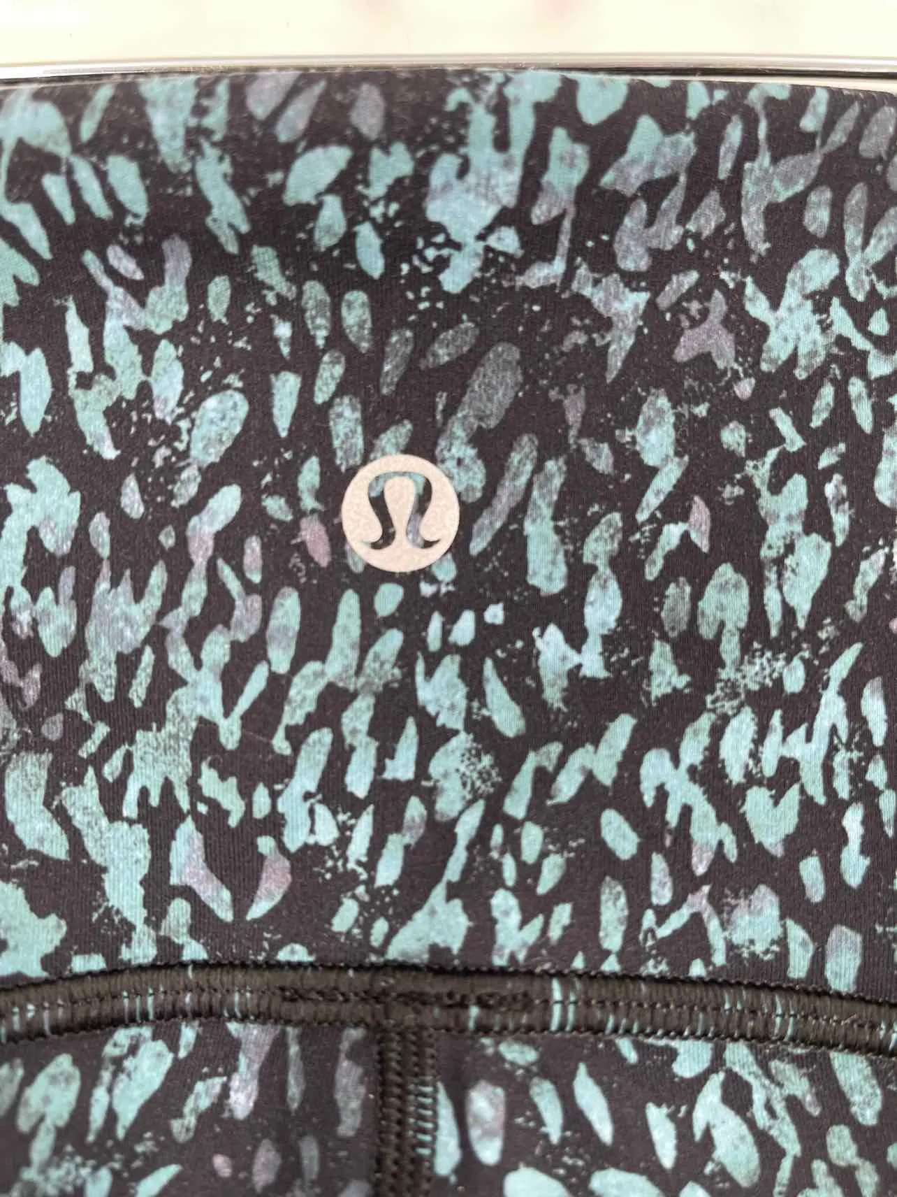 Lululemon Athletica Size 6 Black/Blue Animal Print Activewear Pants